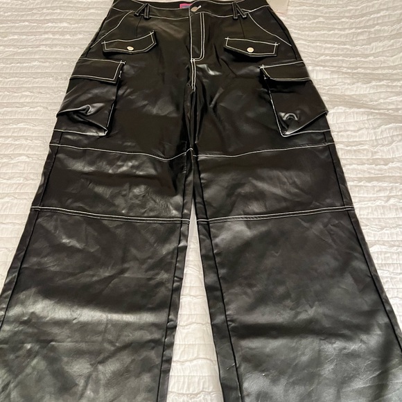 Edikted Faye Faux Leather Cargo Pants - Size M NWOT - Picture 4 of 5